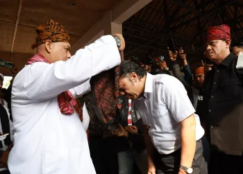 Sambut Kehadiran Pj Gubernur Banten Al Muktabar di Seren Taun Cisungsang, Abah Usep Ikatkan Totopong