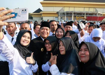 Pj Gubernur Banten Al Muktabar Serahkan 602 SK Pengangkatan PPPK
