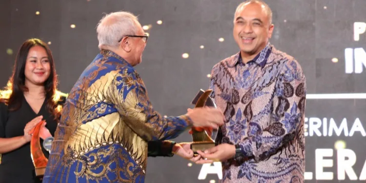Bupati Tangerang Terima APDI B-Universe Award 2023