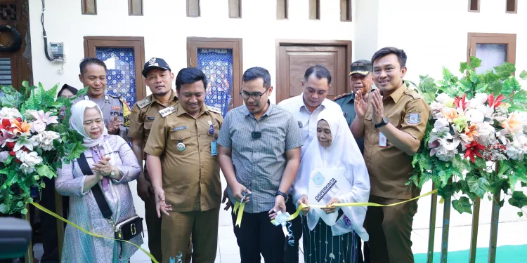 Resmikan Bedah Rumah Tidak Layak Huni di Pondok Aren dan Serpong Utara