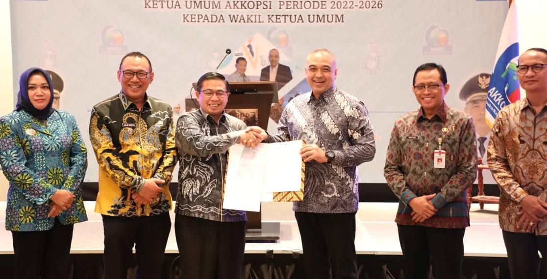 Bupati Tangerang Serahkan Jabatan Ketua Umum AKKOPSI Kepada Wali Kota Banjarmasin