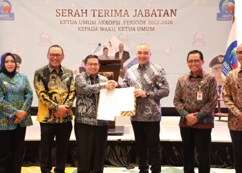 Bupati Tangerang Serahkan Jabatan Ketua Umum AKKOPSI Kepada Wali Kota Banjarmasin
