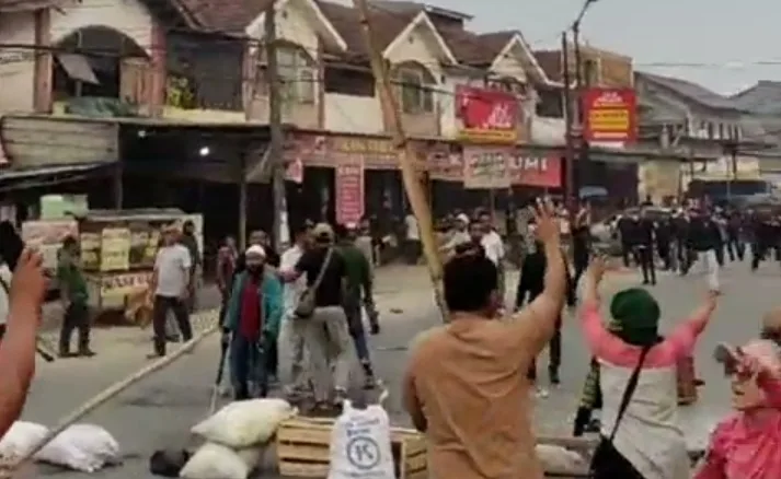 Pasar Kutabumi Pasar Kemis Mencekam, Pedagang Diserang Ratusan Preman dan Ormas, 4 Orang Terluka