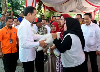 Presiden Jokowi Serahkan Bantuan Pangan Beras ke KPM di Cilegon
