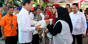 Presiden Jokowi Serahkan Bantuan Pangan Beras ke KPM di Cilegon