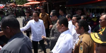 Pj Gubernur Banten Al Muktabar Dampingi Presiden Jokowi Tinjau Harga dan Barang di Pasar Kranggot