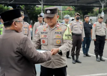 Bhabinkamtibmas Polsek Jatiuwung Nyambi Jadi Guru Mengaji, MUI Kota Tangerang Beri Penghargaan