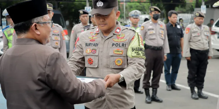 Bhabinkamtibmas Polsek Jatiuwung Nyambi Jadi Guru Mengaji, MUI Kota Tangerang Beri Penghargaan