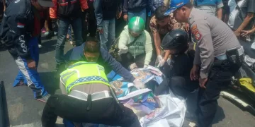 Pemotor Wanita Paruh Baya Tewas Terlindas Truk di Karawaci Tangerang