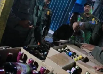 Tim Gabungan Dapati 174 Botol Miras di Warung Jamu di Neglasari Tangerang