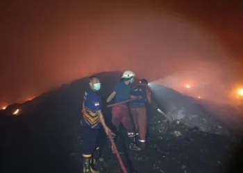 TPA Rawa Kucing Kota Tangerang Terbakar Hebat, Satu Persatu Petugas Damkar Tumbang