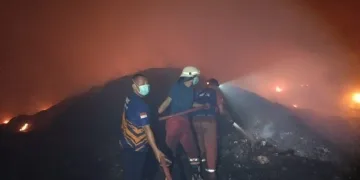 TPA Rawa Kucing Kota Tangerang Terbakar Hebat, Satu Persatu Petugas Damkar Tumbang