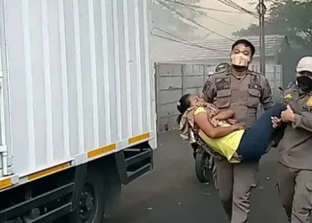 Asap Pekat Kepung Pemukiman Sekitar TPA Rawa Kucing Tangerang, Ratusan Warga Mengungsi