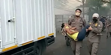 Asap Pekat Kepung Pemukiman Sekitar TPA Rawa Kucing Tangerang, Ratusan Warga Mengungsi