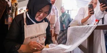 Hari Batik Nasional, Tine Al Muktabar Dorong Generasi Muda Bangga Gunakan Batik