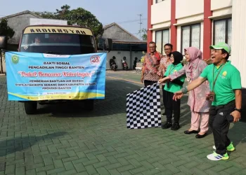 Pj Sekda Virgojanti, Dampingi Ketua Pengadilan Tinggi Banten Salurkan Bantuan Air Bersih