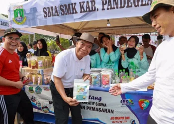 Rayakan HUT ke-23 Provinsi Banten, Pj Gubernur Al Muktabar Jalan Sehat Bersama Ribuan Pendidik