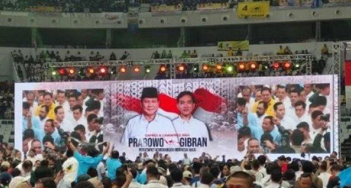 Prabowo-Subianto-dan-Gibran-Rakabuming-Raka-menggelar-deklarasi-di-Indonesia-Arena (Foto:TribunJabar)