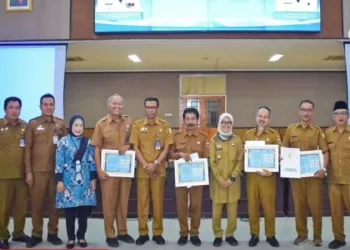 Bupati Lebak Serahkan Langsung SK Purna Tugas PNS Tahun 2024 di Lingkungan Pemkab Lebak