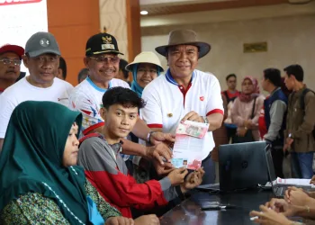 Pastikan Tepat Sasaran, Pj Gubernur Banten Al Muktabar Tinjau Penyaluran Bansos