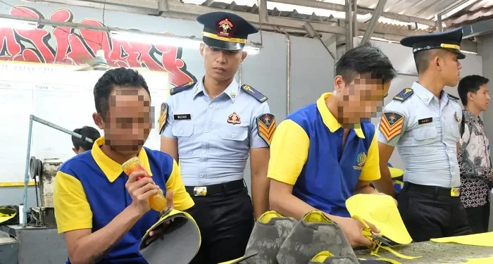 Puluhan Taruna Poltekip Lihat Langsung Produksi Sepatu Buatan Warga Binaan Rutan Tangerang