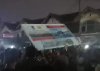 Pemasangan Plang Reklame di Pasar Kutabumi Pasar Kemis Ricuh
