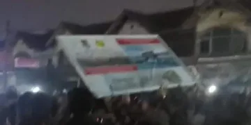Pemasangan Plang Reklame di Pasar Kutabumi Pasar Kemis Ricuh