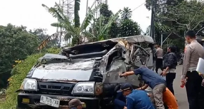 Mobil Rombongan Santri Asal Tangerang Tabrak Tebing dan Jatuh ke Jurang di Puncak, 4 Santri Asal Tangerang Tewas dan Belasan Lainnya Luka