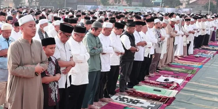 Wali Kota Tangsel Bersama Ribuan Masyarakat Gelar Salat Istisqa