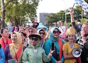Warga Tumpah Ruah Ikuti Parade Budaya Tangsel Berkebaya