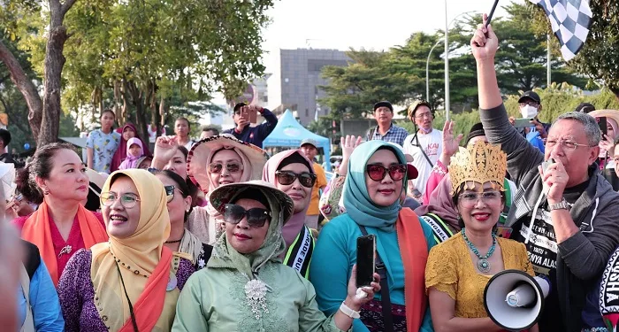 Warga Tumpah Ruah Ikuti Parade Budaya Tangsel Berkebaya
