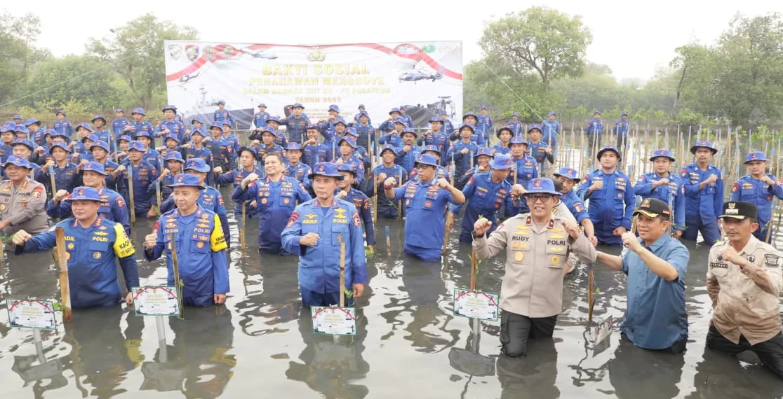 Sambut HUT Ke-73 Polairud, Kabaharkam Polri Tanam Mangrove dan Bersih-bersih Pantai Tanjung Pasir Tangerang