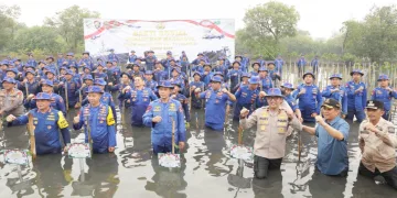 Sambut HUT Ke-73 Polairud, Kabaharkam Polri Tanam Mangrove dan Bersih-bersih Pantai Tanjung Pasir Tangerang