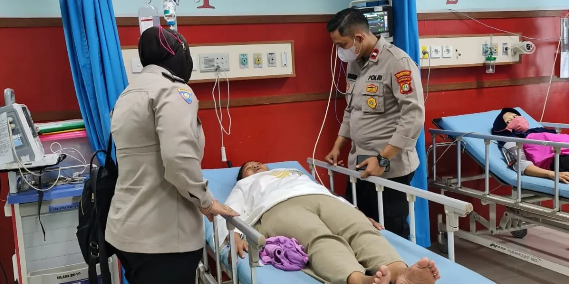 Polisi Bantu Evakuasi Warga Sakit dan Pingsan di Pinggir Jalan di Tangerang