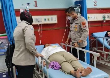 Polisi Bantu Evakuasi Warga Sakit dan Pingsan di Pinggir Jalan di Tangerang
