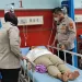 Polisi Bantu Evakuasi Warga Sakit dan Pingsan di Pinggir Jalan di Tangerang