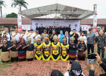 Pj Gubernur Banten Al Muktabar Senam Sehat Bersama Ribuan Guru dan Warga Kabupaten Pandeglang