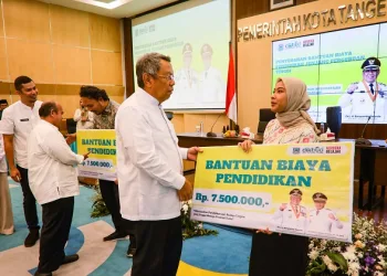 Wali Kota Tangerang Selatan Serahkan Beasiswa Perguruan Tinggi Untuk 200 Masyarakat