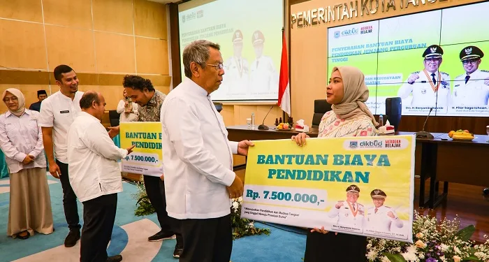 Wali Kota Tangerang Selatan Serahkan Beasiswa Perguruan Tinggi Untuk 200 Masyarakat