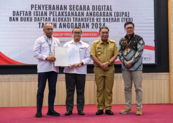 Pj Gubernur Banten Al Muktabar Serahkan DIPA dan TKD Tahun Anggaran 2024