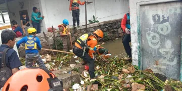 Pekerja Warung Pecel Lele Hanyut Terseret Arus Kali Angke Ciputat
