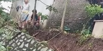 Tiga Rumah Nyaris Terbawa Longsor di  Momonggor Keranggan Tangsel