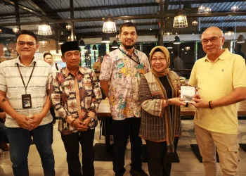 Pj Sekda Provinsi Banten Virgojanti Serahkan Uang Kerohiman Perluasan Stasiun Rangkasbitung