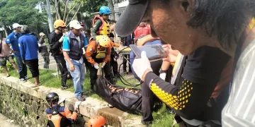 Hanyut di Kali Angke Ciputat, Pedagang Pecel Lele Ditemukan Sudah Tak Bernyawa di Kali Taman Menteng