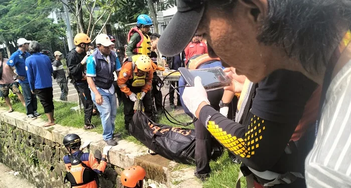 Hanyut di Kali Angke Ciputat, Pedagang Pecel Lele Ditemukan Sudah Tak Bernyawa di Kali Taman Menteng