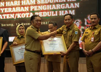 Pj Gubernur Banten Al Muktabar Serahkan Penghargaan Pemerintah Kabupaten/Kota Peduli HAM
