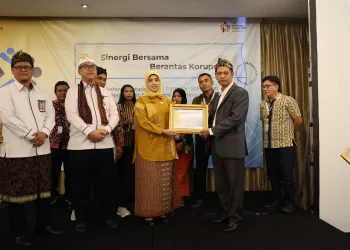 Ketua FORPAK Banten Terima Penghargaan KPK