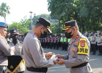 Anggota Polres Metro Tangerang Kota Dibekali Buku Saku Tentang Pengamanan dan Netralitas Polri di Pemilu 2024