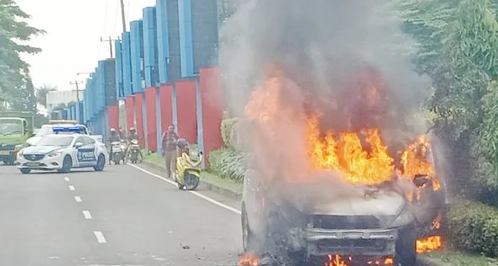 2 Mobil dan 2 Motor Terlibat Tabrakan di Serpong Tangerang Selatan, 1 Mobil Hangus Terbakar