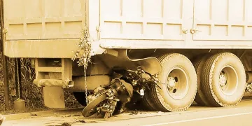 Pemotor Tabrak Truk di Jalan Boulevard Utara BSD Tangerang, Sopir Truk Tancap Gas